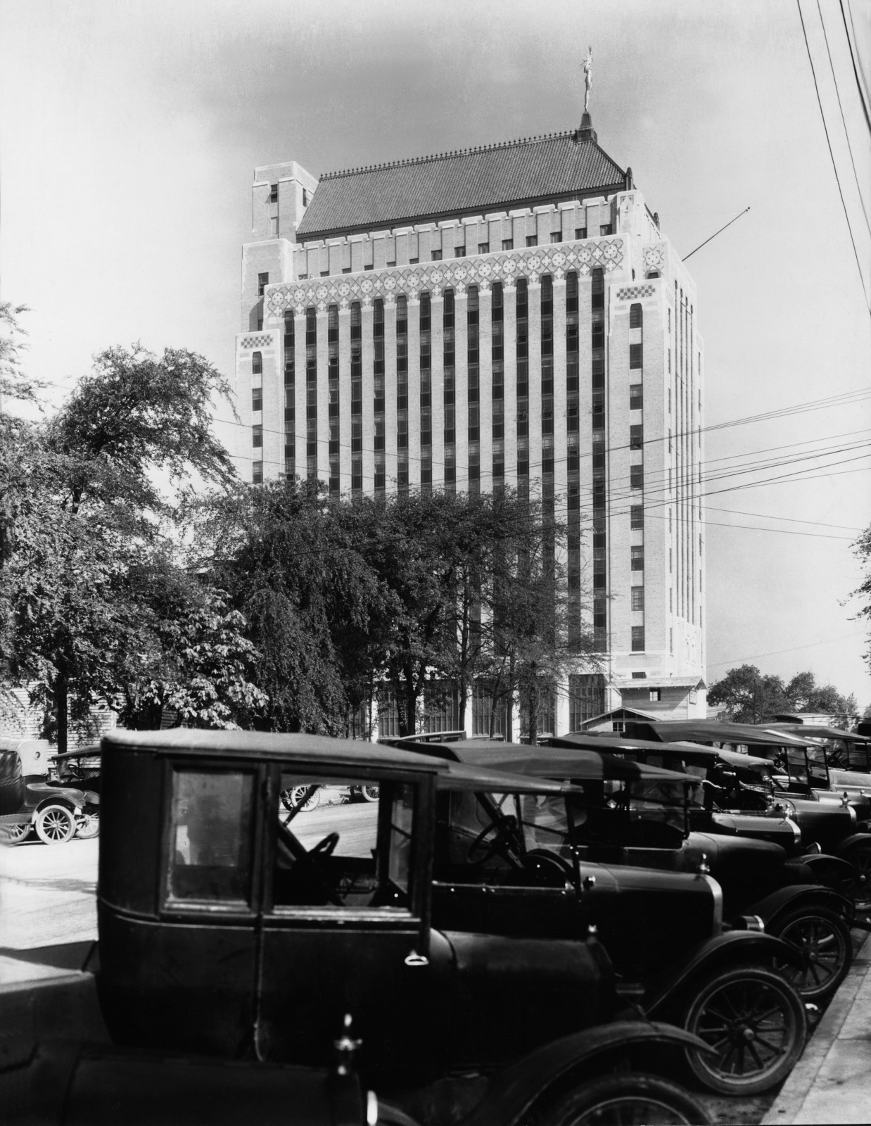 Old building with cars from 1904